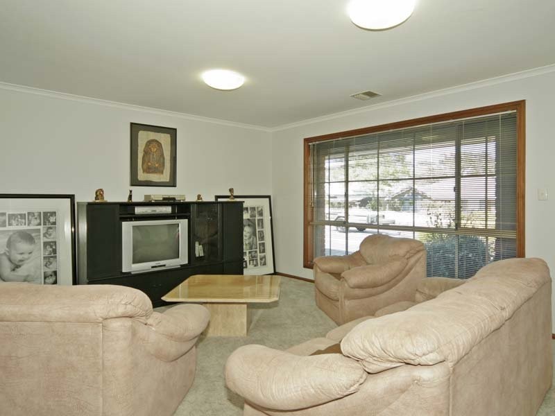 27 Arabian Drive, Woodcroft SA 5162