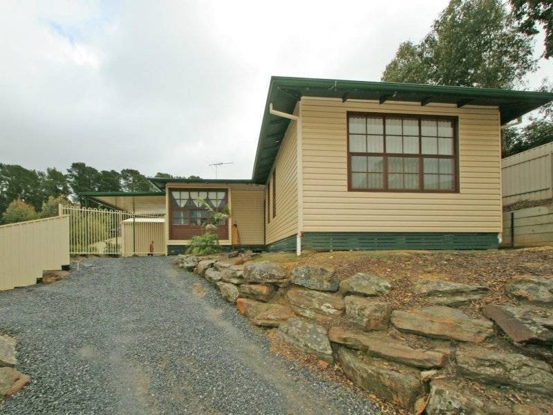 4 Oakley Road, Aberfoyle Park SA 5159