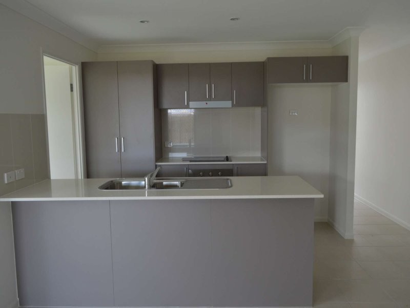 2/2 Cassinia Street, Mount Low QLD 4818