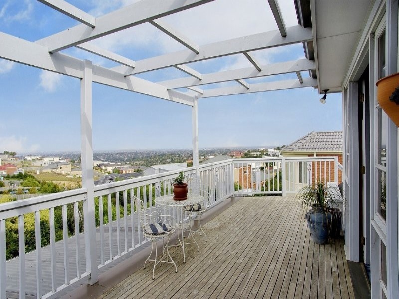 27 Clydesdale Way, Highton VIC 3216