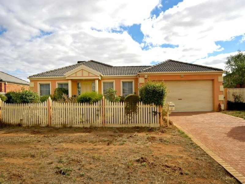 13 Magpie Close, Lara VIC 3212