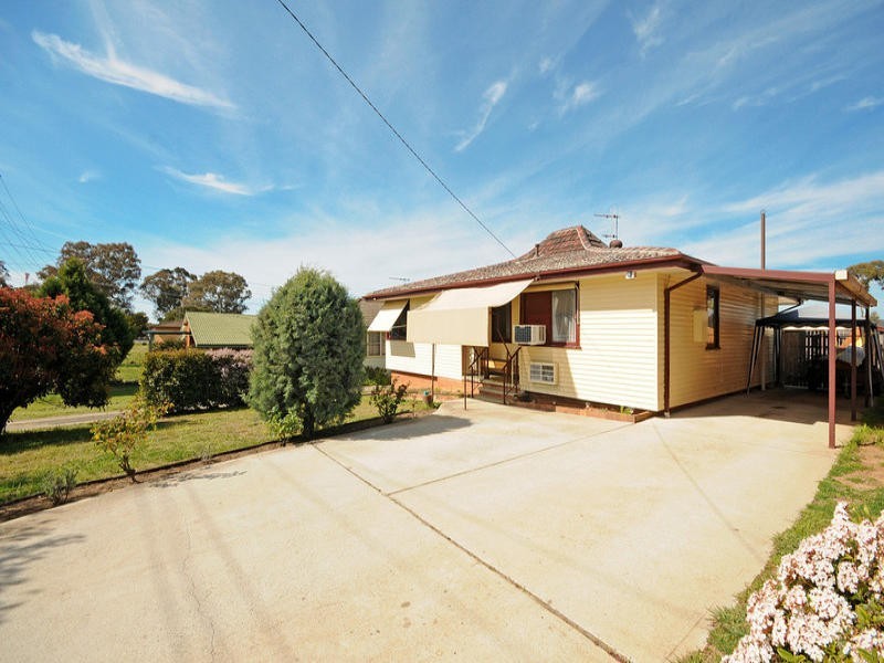 8 Boronia Crescent, Queanbeyan NSW 2620