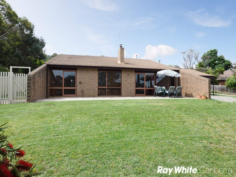 18 Crampton Place, Fadden ACT 2904