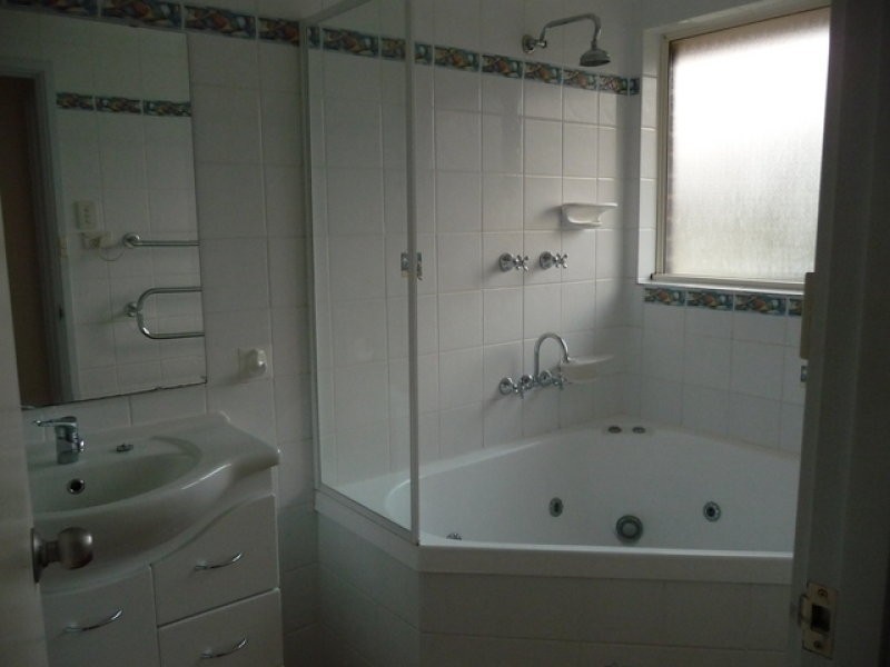 37 LIVINGSTON AVENUE, Kambah ACT 2902