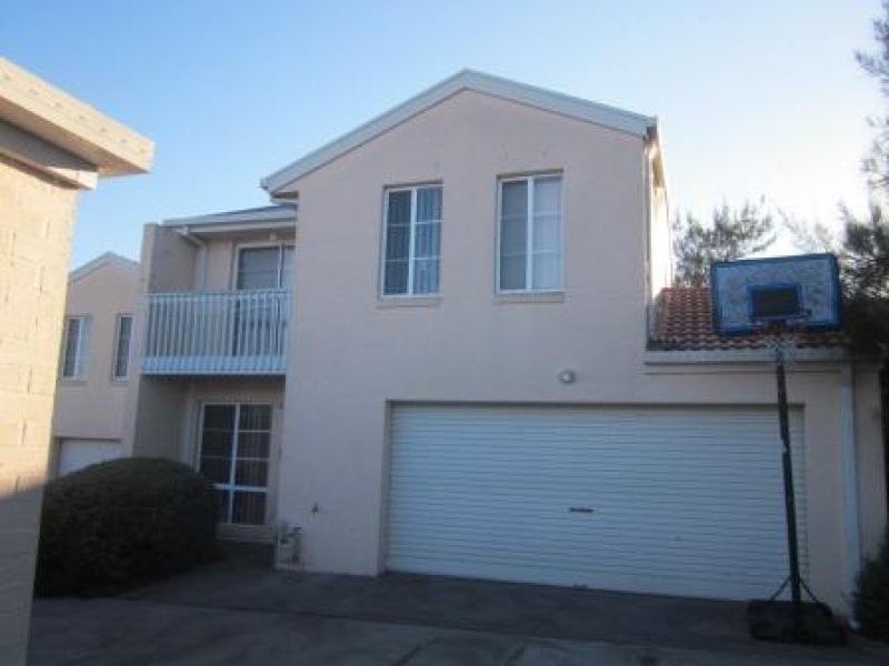 8/3 BARRINGTON CRESCENT, Amaroo ACT 2914
