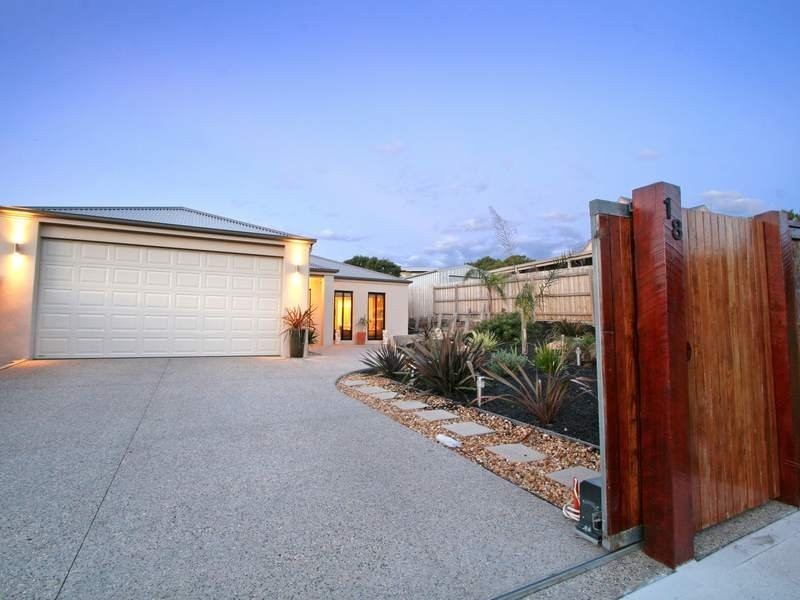 18 Avon Road, Rye VIC 3941