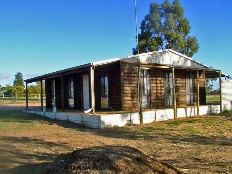 54 Lefroy Street, Brookton WA 6306