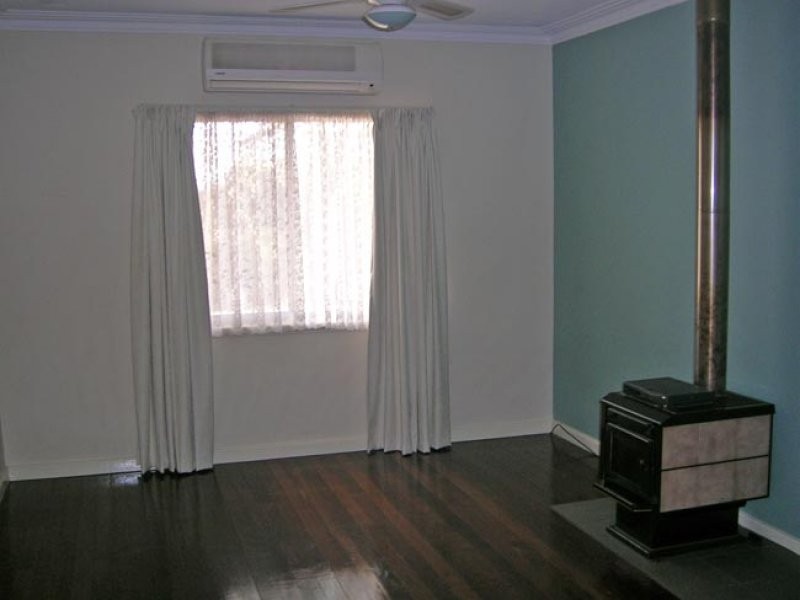 6 White Street, Wandering WA 6308