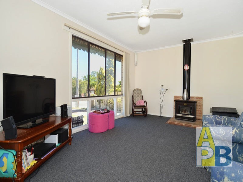 4 Broughton Street, Orana WA 6330