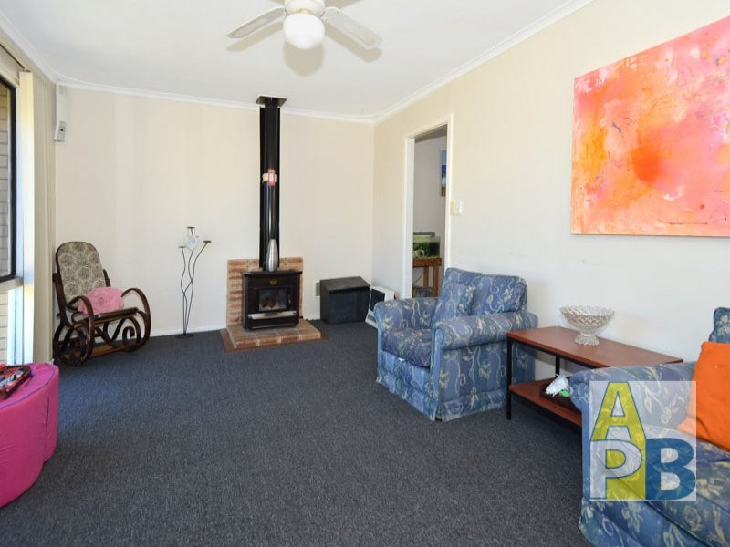 4 Broughton Street, Orana WA 6330