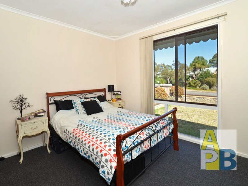 4 Broughton Street, Orana WA 6330