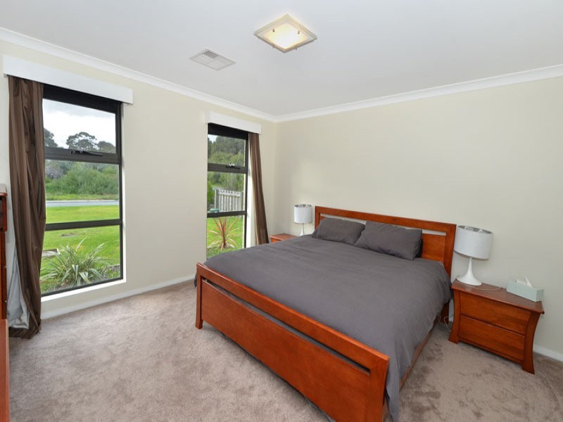 1 Finch Court, Little Grove WA 6330