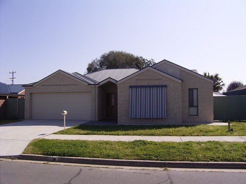 511 Ashford St, Lavington NSW 2641