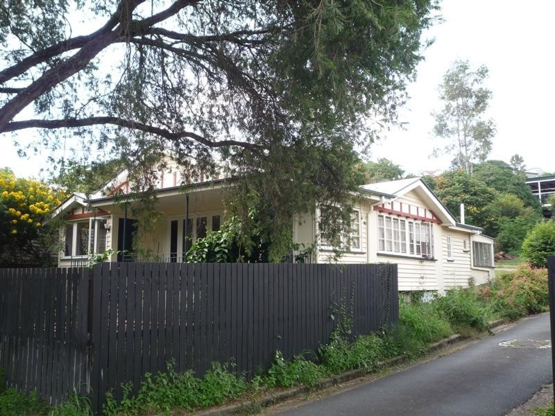 1 Lanham Crescent, Newmarket QLD 4051