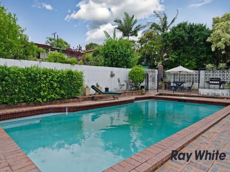 16 Cranbourne Street, Chermside West QLD 4032