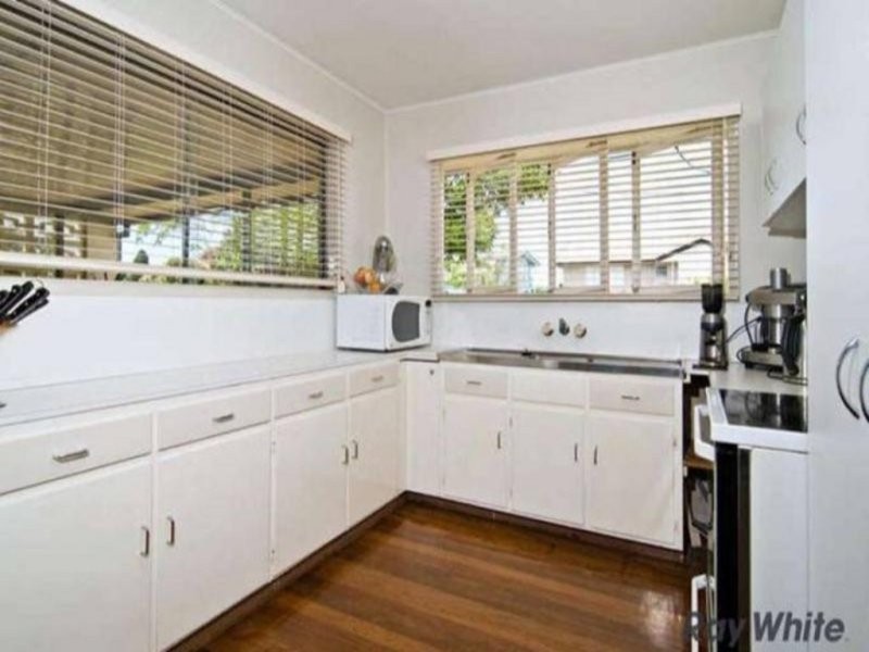 8 Brewster Street, Stafford Heights QLD 4053