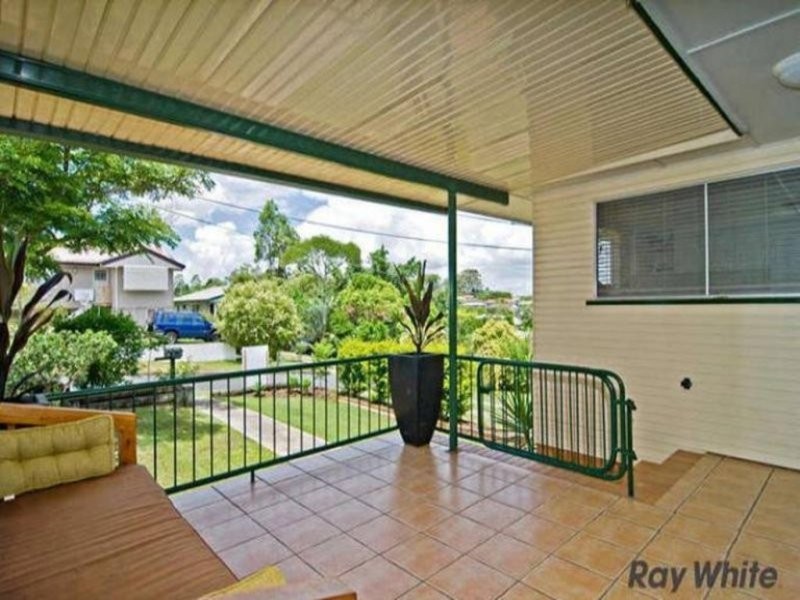 8 Brewster Street, Stafford Heights QLD 4053