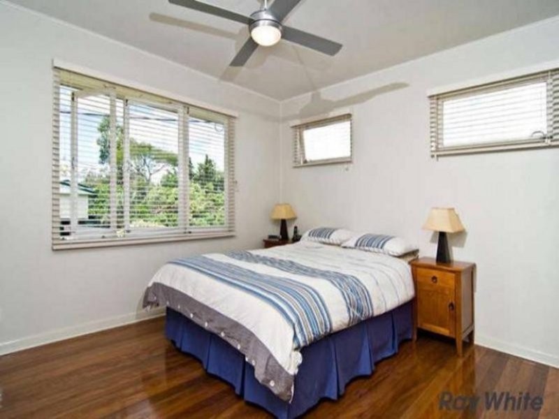 8 Brewster Street, Stafford Heights QLD 4053