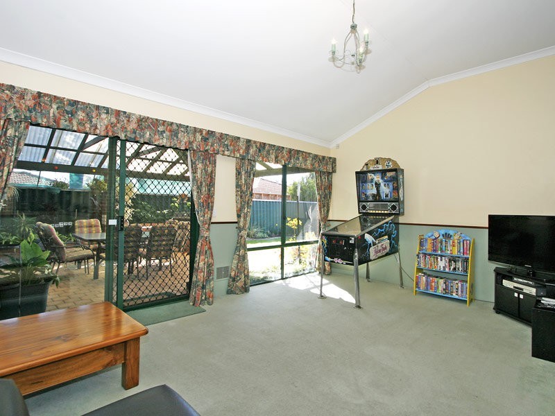 8 Carlsbad Court, Ballajura WA 6066
