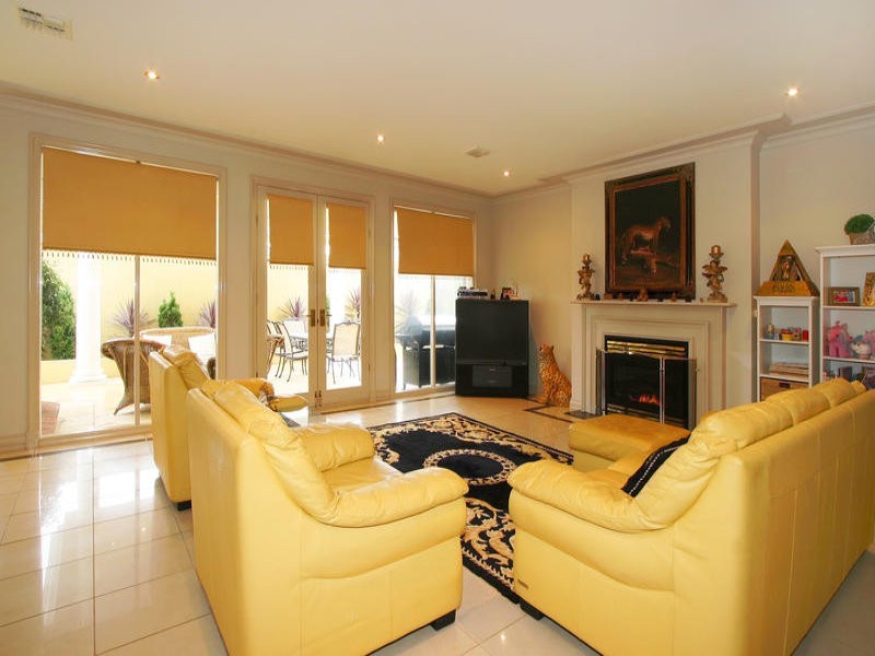 25 Wheatland Crescent, Dingley Village VIC 3172