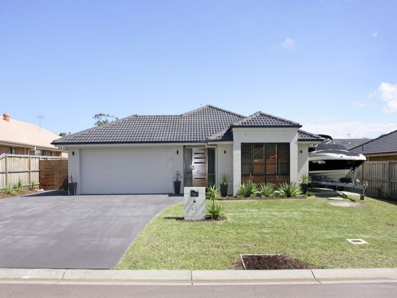 42 Bataan Circuit, Bateau Bay NSW 2261