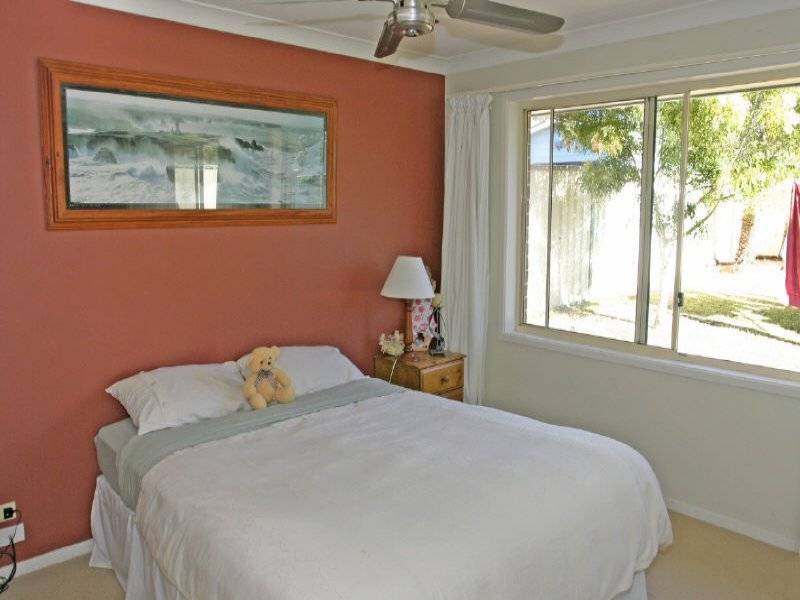 49 Castlereagh Crescent, Bateau Bay NSW 2261