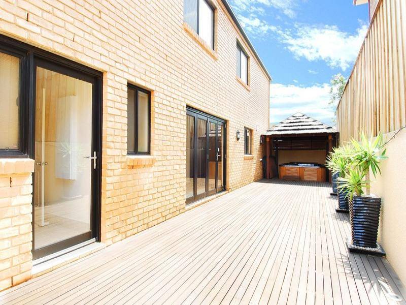 2 Mangalore Drive, Winston Hills NSW 2153