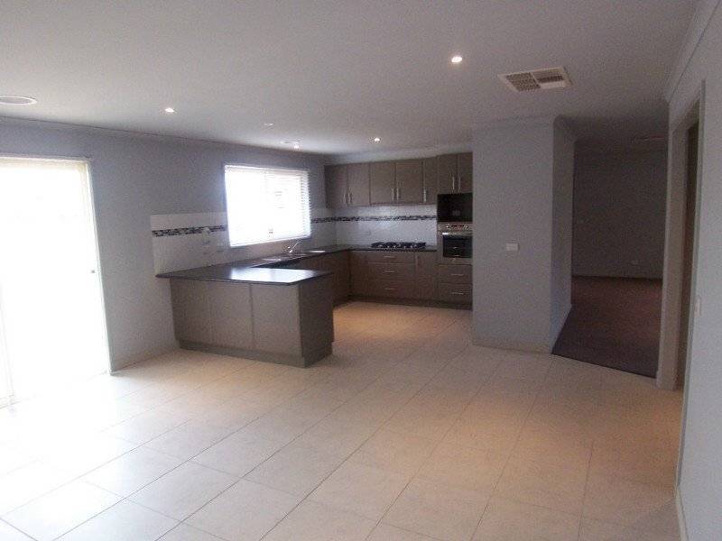 8 York Close, Strathfieldsaye VIC 3551