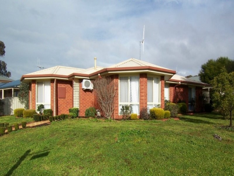31 Pattison Drive, Kangaroo Flat VIC 3555