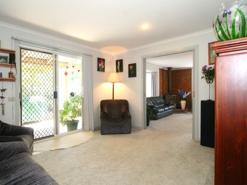 6 Pauline Crt, Kangaroo Flat VIC 3555