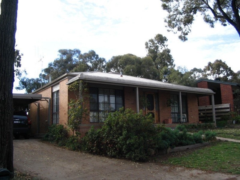 27 Akoonah Drive, Golden Square VIC 3555