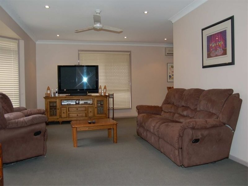 67 Bushland Drive, Regents Park QLD 4118