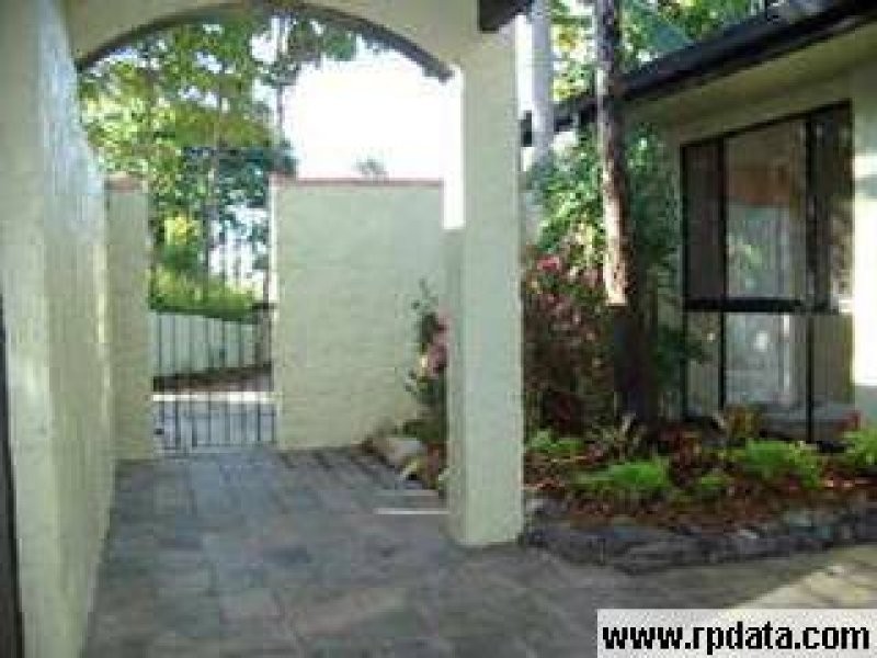 8 Sweetgum Street, Hillcrest QLD 4118