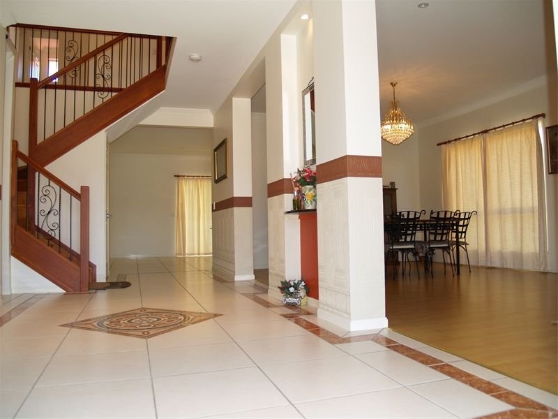 16 Cornell Close, Regents Park QLD 4118