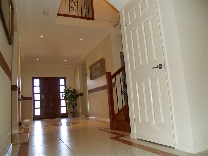 16 Cornell Close, Regents Park QLD 4118