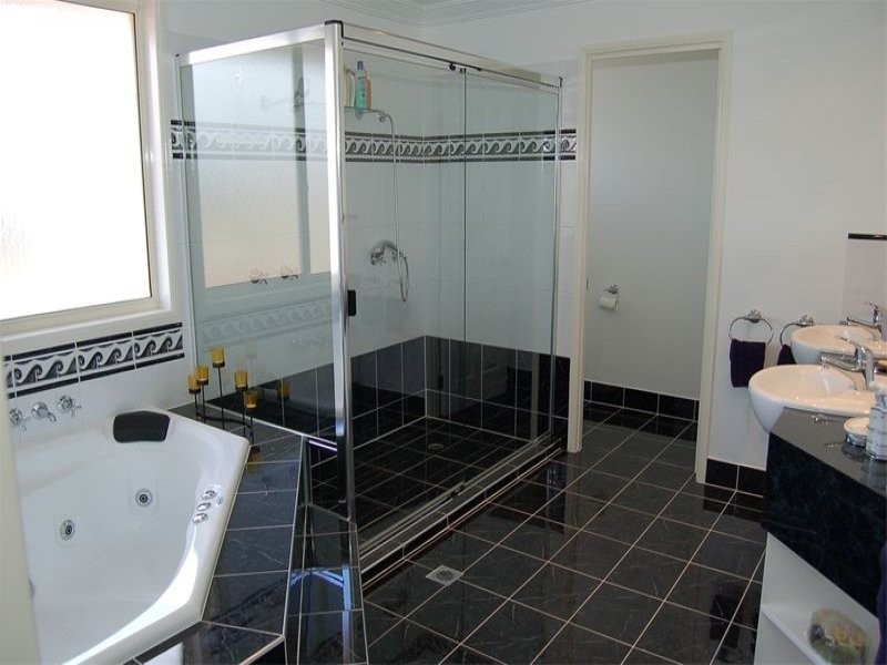 16 Cornell Close, Regents Park QLD 4118