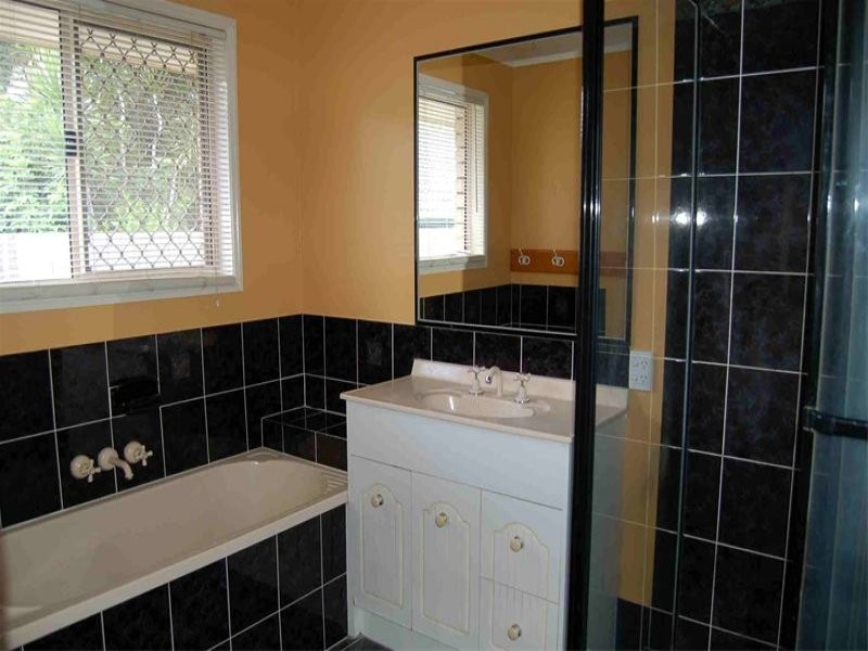 8 Sonorous Close, Regents Park QLD 4118