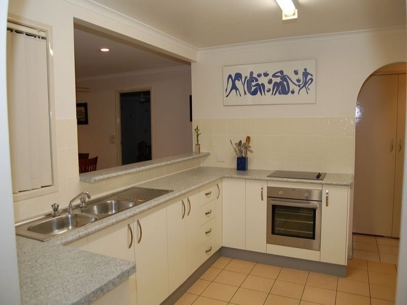 6 Topham Court, Hillcrest QLD 4118