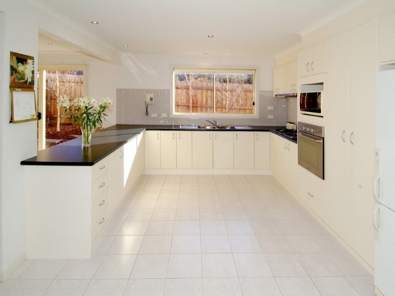 8 Chappell Dr, Watsonia VIC 3087