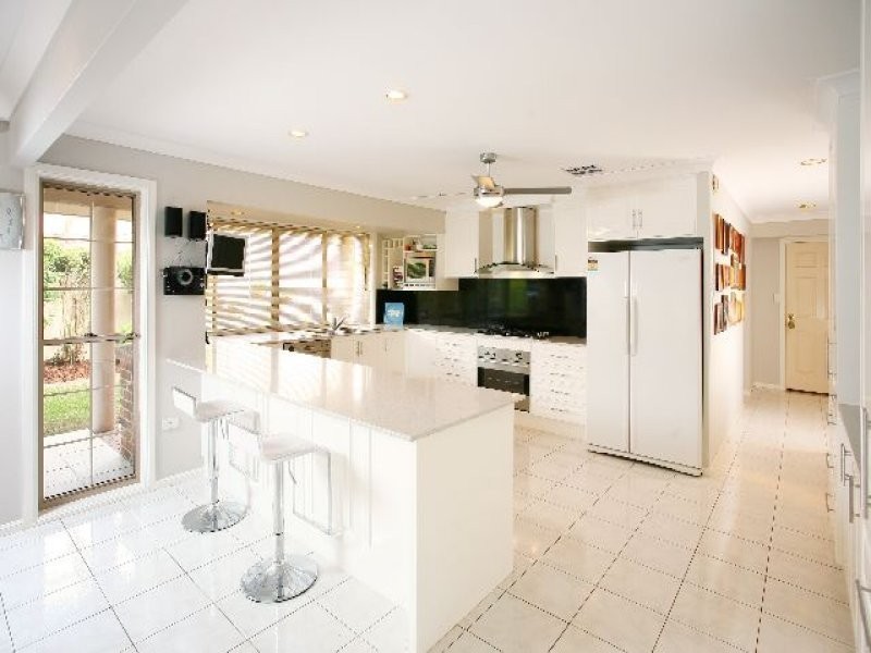 4 St Andrews Crescent, Carindale QLD 4152