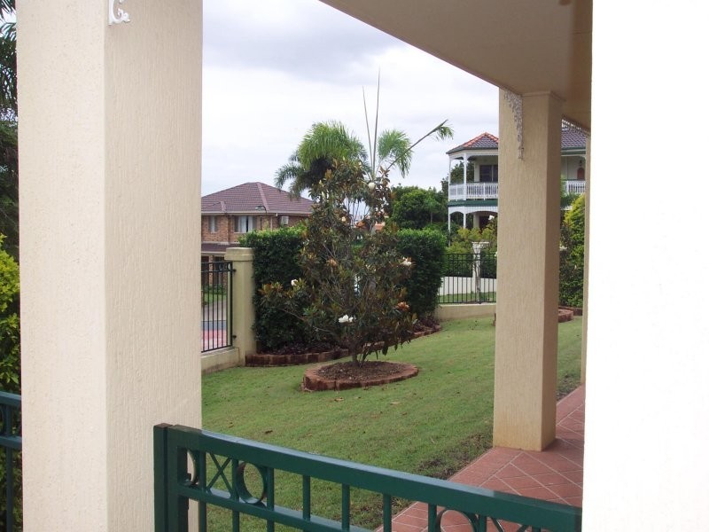 2 Forest Place, Carindale QLD 4152