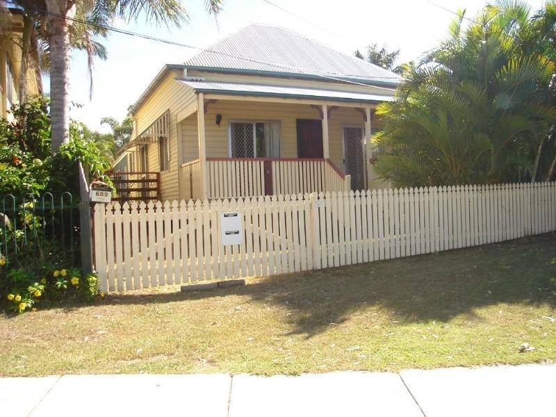 689 Esplanade, Lota QLD 4179