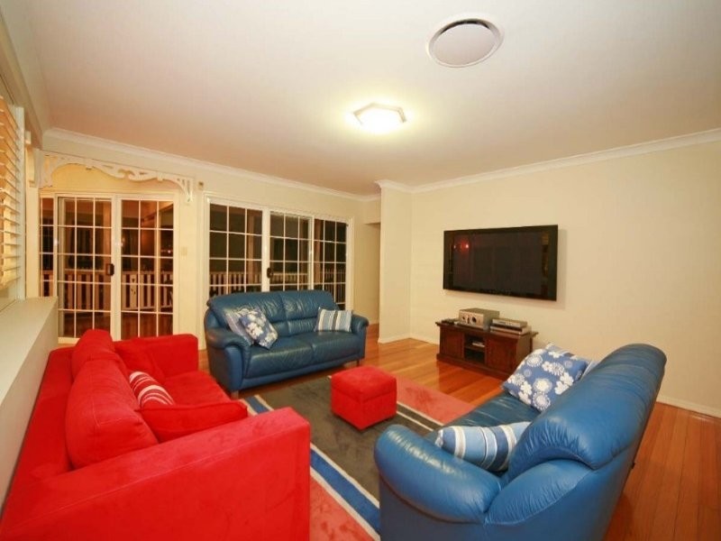 8 Riverston Court, Carindale QLD 4152