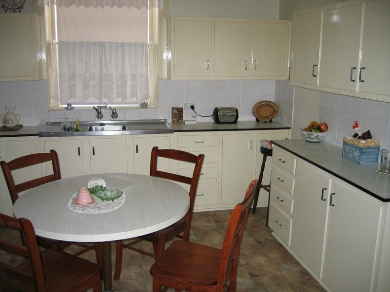 8 The Crescent, Burra SA 5417