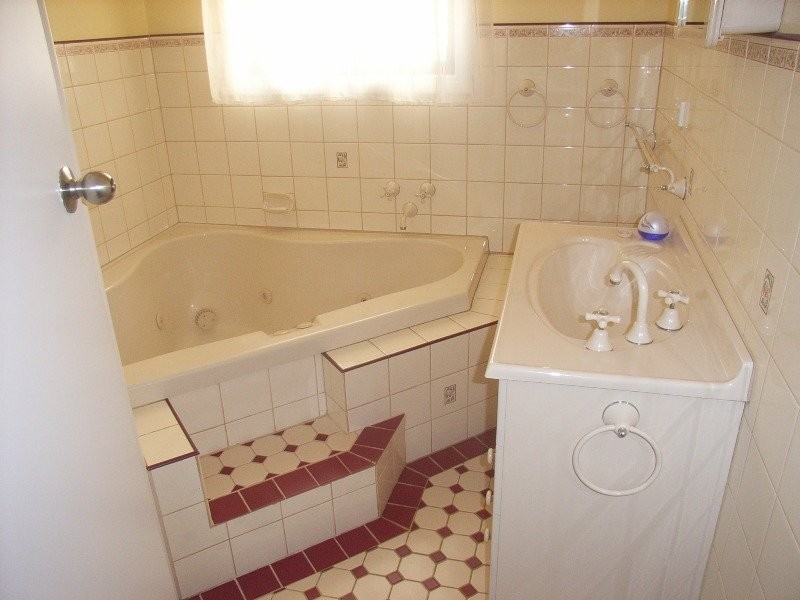 16 Newton Long Drive, Clare SA 5453