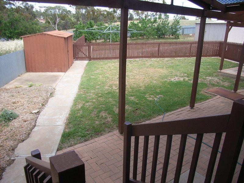 16 Newton Long Drive, Clare SA 5453