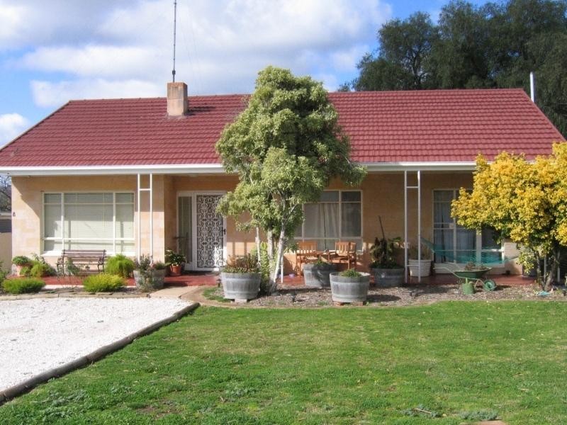 8 Sabine Street, Clare SA 5453