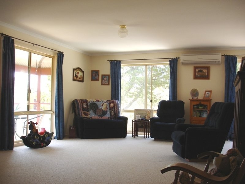 18 Blyth Road, Clare SA 5453