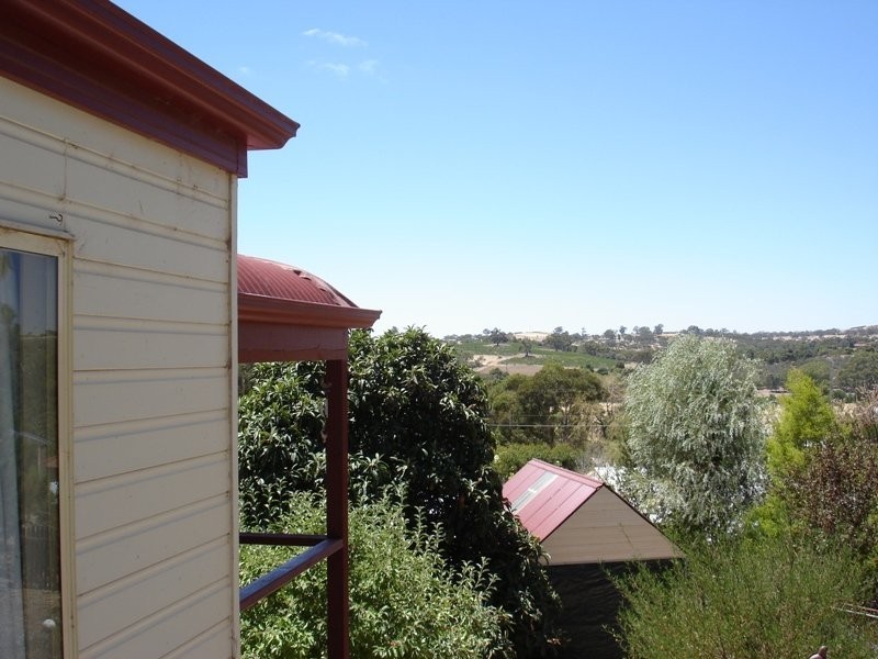 18 Blyth Road, Clare SA 5453