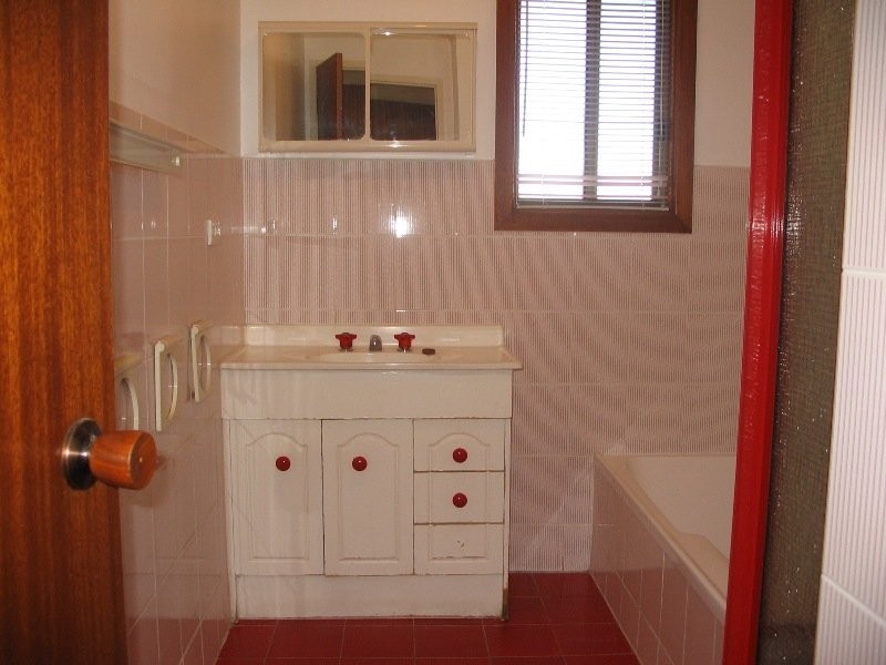 2 Newton Long Drive, Clare SA 5453